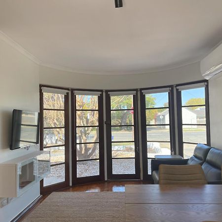 Globe Apartments Wagga Wagga Bagian luar foto